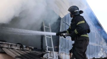 В Мелитополе пожарные тушили частные дома после атаки дрона ВСУ, сообщили в МЧС Запорожской области