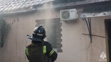 Огнеборцы МЧС России ликвидировали последствия атаки БПЛА в Мелитополе
