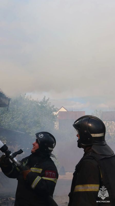 Огнеборцы МЧС России ликвидировали последствия атаки БПЛА в Мелитополе Огнеборцы МЧС России ликвидировали последствия атаки БПЛА в Мелитополе