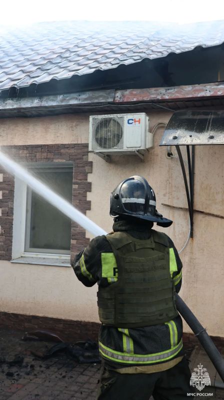 Огнеборцы МЧС России ликвидировали последствия атаки БПЛА в Мелитополе Огнеборцы МЧС России ликвидировали последствия атаки БПЛА в Мелитополе