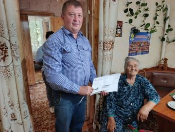 Начальник Новгородковского территориального отдела вручил персональное поздравление труженице тыла