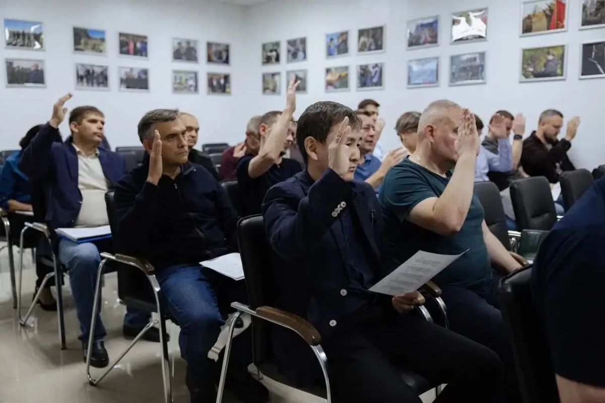 Безопасность дорог и транспорта, работа коммунальной инфраструктуры, поддержка сельхозпроизводителей, обеспечение объектов образования резервными источниками питания, выборы в Госдуму — эти и другие важные вопросы обсудили... Безопасность дорог и транспорта, работа коммунальной инфраструктуры, поддержка сельхозпроизводителей, обеспечение объектов образования резервными источниками питания, выборы в Госдуму — эти и другие важные вопросы обсудили...