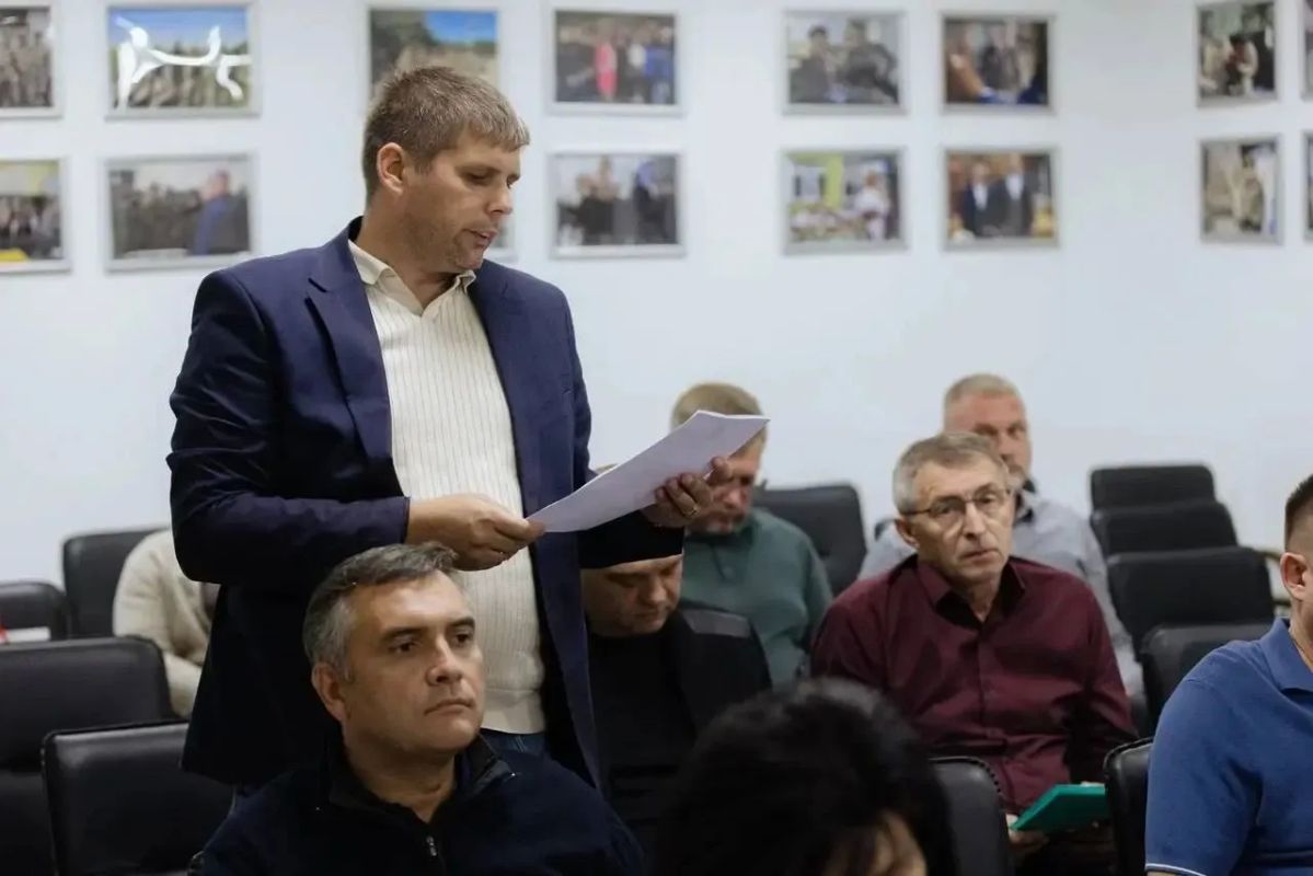Безопасность дорог и транспорта, работа коммунальной инфраструктуры, поддержка сельхозпроизводителей, обеспечение объектов образования резервными источниками питания, выборы в Госдуму — эти и другие важные вопросы обсудили... Безопасность дорог и транспорта, работа коммунальной инфраструктуры, поддержка сельхозпроизводителей, обеспечение объектов образования резервными источниками питания, выборы в Госдуму — эти и другие важные вопросы обсудили...