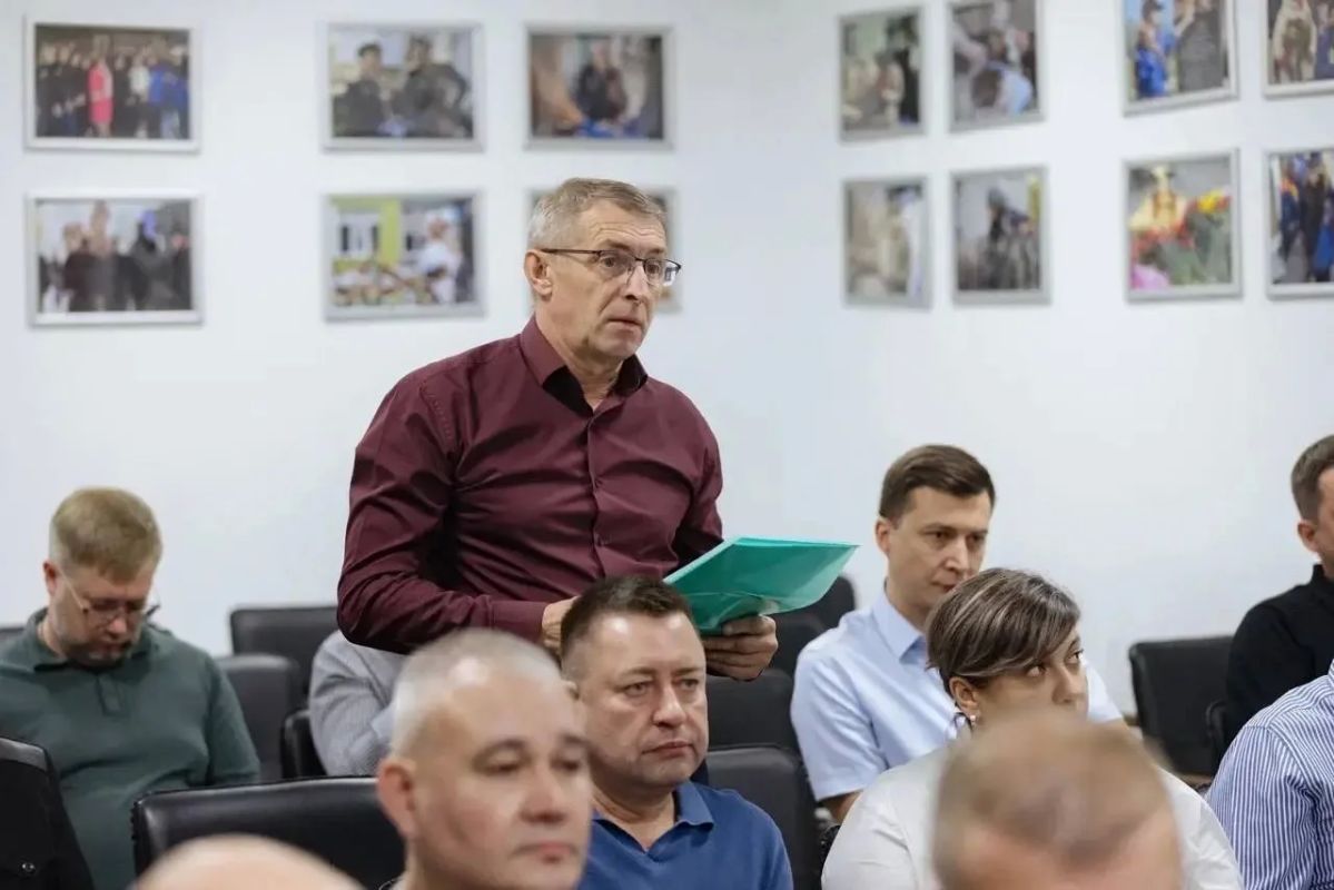 Безопасность дорог и транспорта, работа коммунальной инфраструктуры, поддержка сельхозпроизводителей, обеспечение объектов образования резервными источниками питания, выборы в Госдуму — эти и другие важные вопросы обсудили... Безопасность дорог и транспорта, работа коммунальной инфраструктуры, поддержка сельхозпроизводителей, обеспечение объектов образования резервными источниками питания, выборы в Госдуму — эти и другие важные вопросы обсудили...