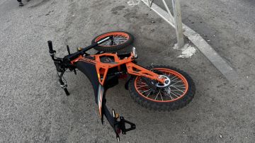 Сотрудники Госавтоинспекции проводят проверку по факту дорожно-транспортного происшествия, в котором пострадала несовершеннолетняя