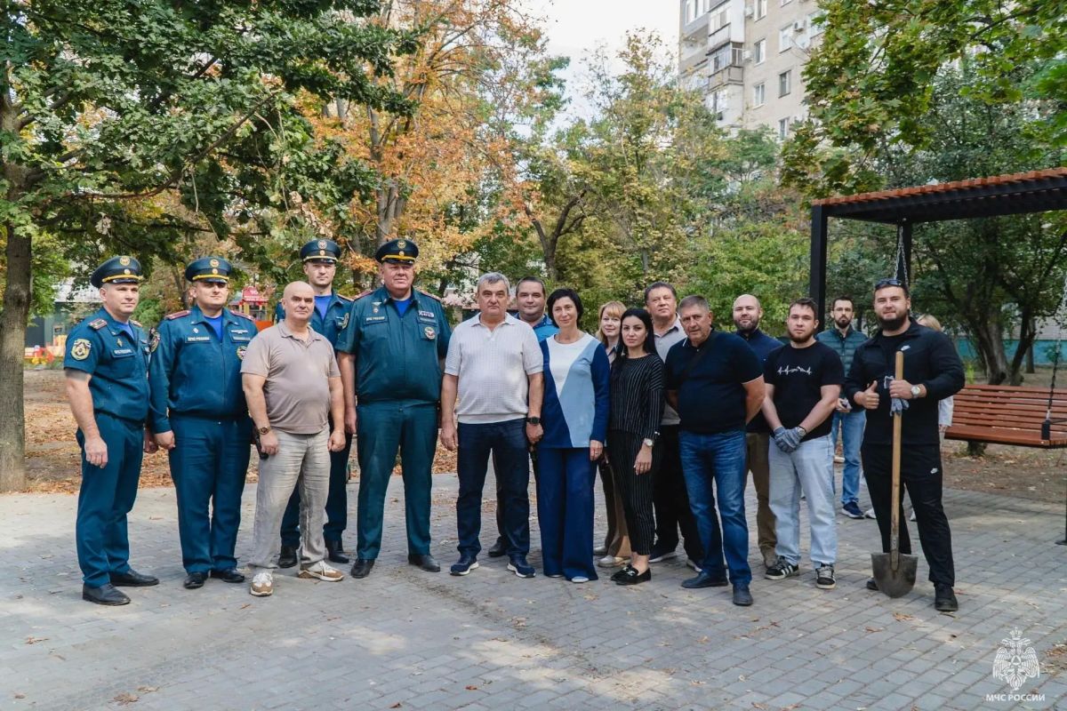 Место памяти: спасатели МЧС России и администрация городского округа Мелитополь благоустраивают сквер «Огнеборцев» Место памяти: спасатели МЧС России и администрация городского округа Мелитополь благоустраивают сквер «Огнеборцев»