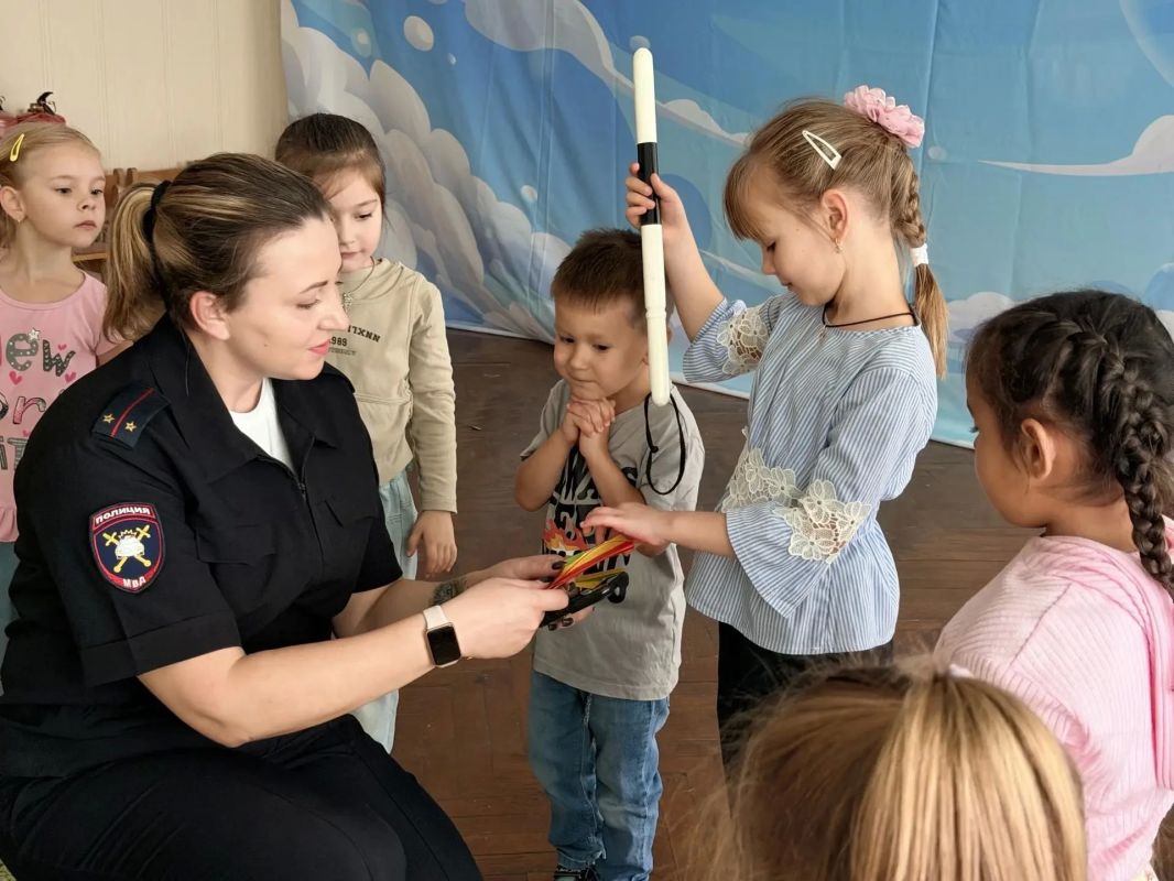 В рамках Единого дня безопасности дорожного движения сотрудники Госавтоинспекции провели профилактические мероприятия в Мелитопольской школе № 5 и детском саду № 14 В рамках Единого дня безопасности дорожного движения сотрудники Госавтоинспекции провели профилактические мероприятия в Мелитопольской школе № 5 и детском саду № 14