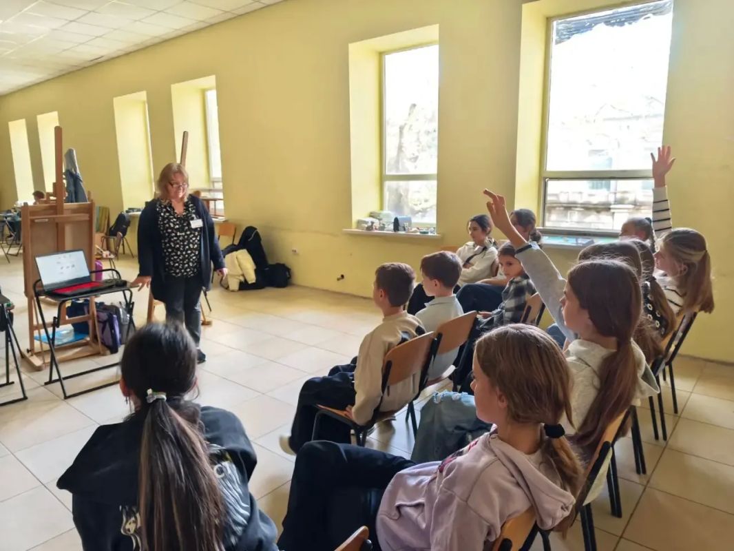 Безопасность на дороге: урок-лекция по ПДД в Мелитопольской детской художественной школе Безопасность на дороге: урок-лекция по ПДД в Мелитопольской детской художественной школе