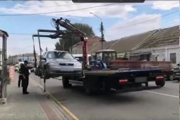 В Мелитополе продолжают эвакуировать неправильно припаркованные автомобили