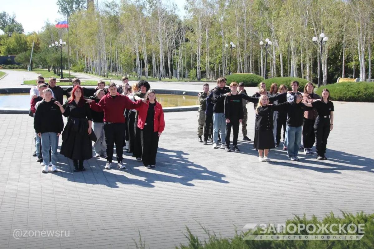 В Мелитополе ко Дню воссоединения прошел молодежный флешмоб «Мы едины и непобедимы» В Мелитополе ко Дню воссоединения прошел молодежный флешмоб «Мы едины и непобедимы»