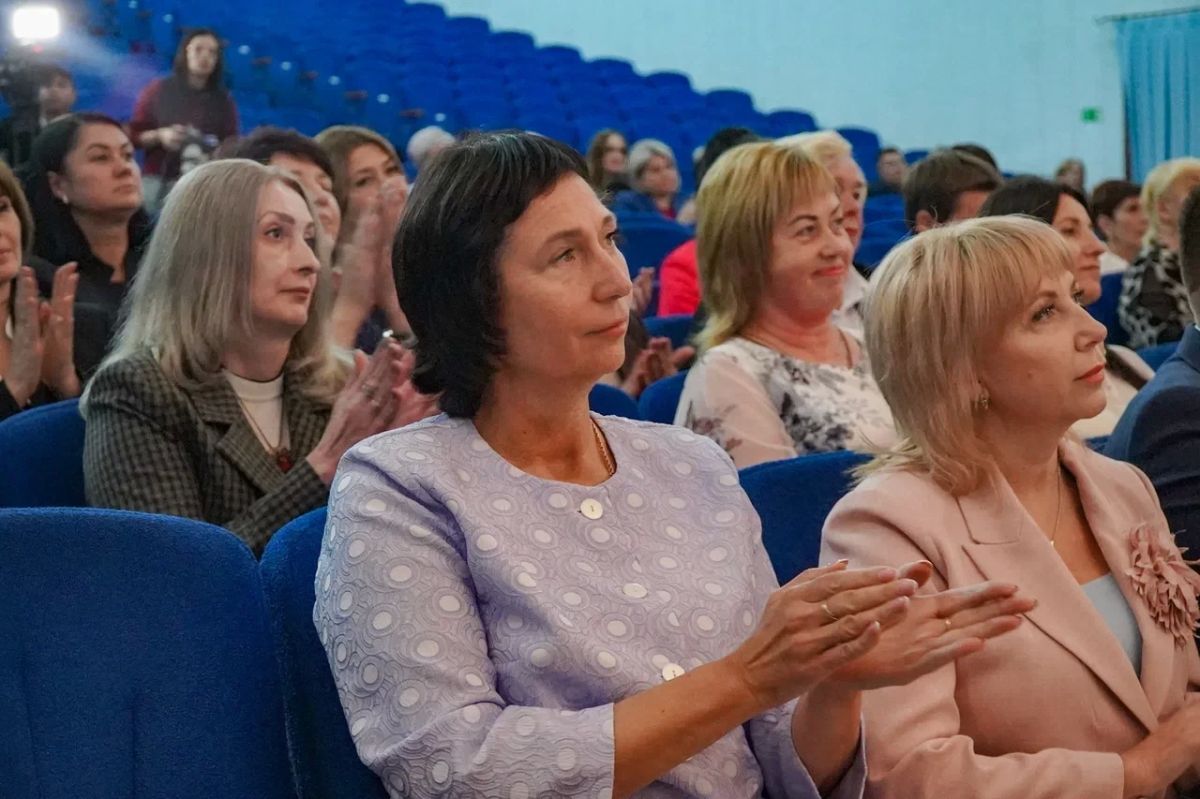 Матвиенко Ирина: В Мелитополе состоялось торжественное мероприятие, посвящённое Дню учителя, и прошла церемония награждения лучших педагогов нашего округа Матвиенко Ирина: В Мелитополе состоялось торжественное мероприятие, посвящённое Дню учителя, и прошла церемония награждения лучших педагогов нашего округа