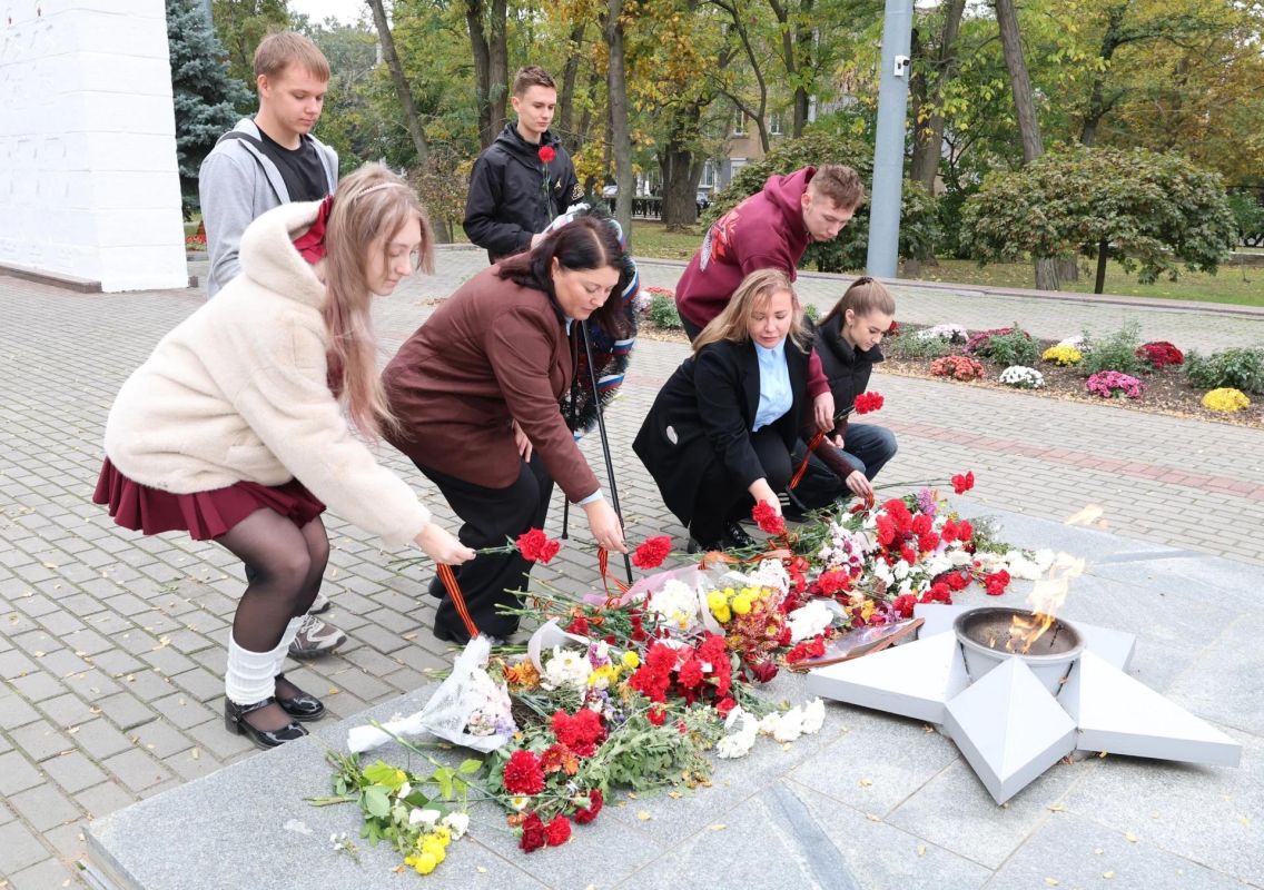 Молодёжный совет Минкультуры возложил цветы к Вечному огню Молодёжный совет Минкультуры возложил цветы к Вечному огню