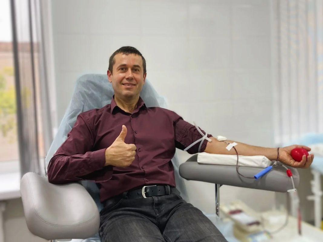 В День освобождения Мелитополя от немецко-фашистских захватчиков сотрудники администрации Мелитопольского муниципального округа стали донорами крови В День освобождения Мелитополя от немецко-фашистских захватчиков сотрудники администрации Мелитопольского муниципального округа стали донорами крови