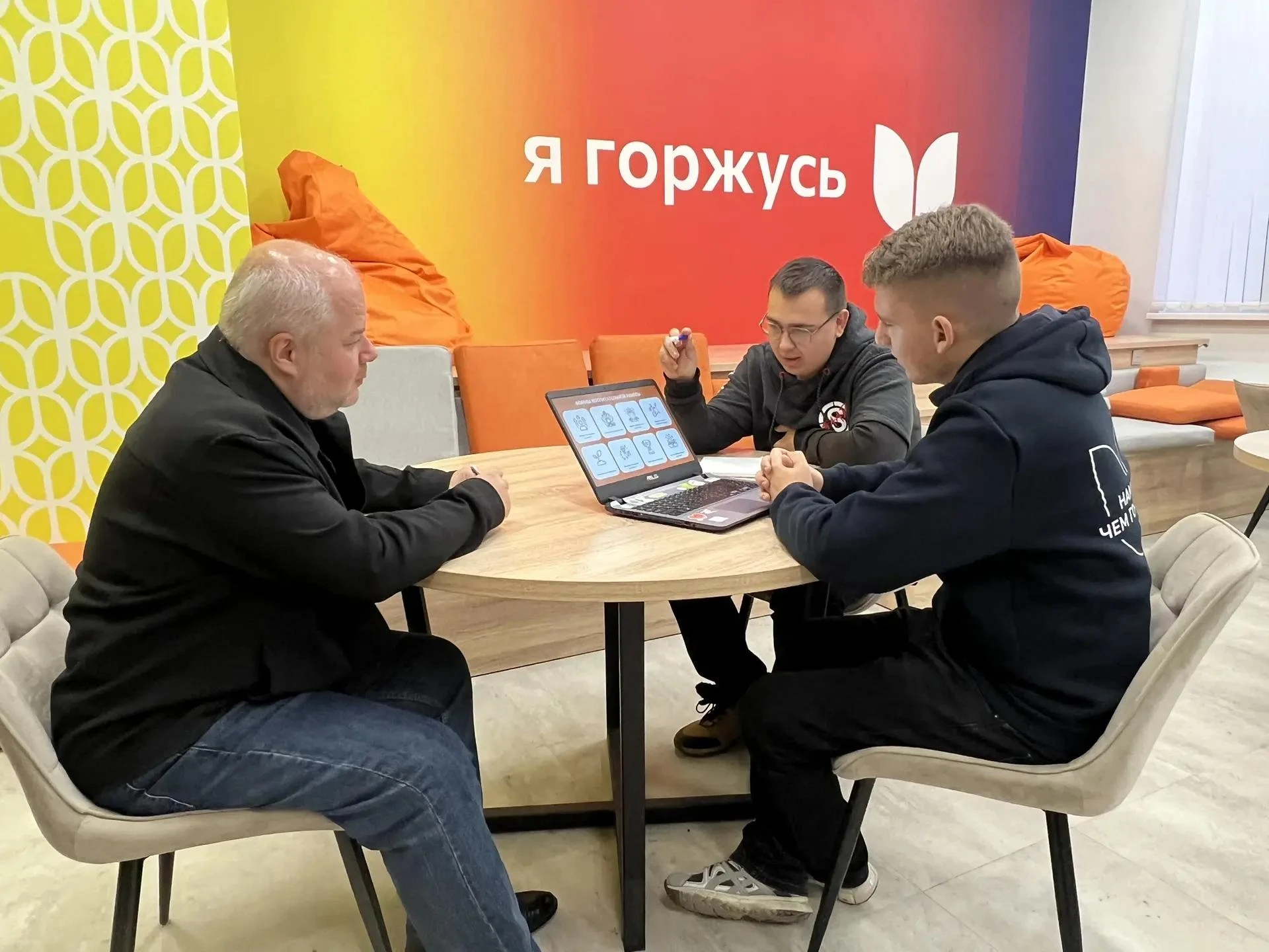 Студенты Мелитопольского государственного университета Илья Шарлай (студент 2 курса магистратуры юридического факультета) и Денис Великодный (студент 4 курса бакалавриат факультета интонационной педагогики) представили в...