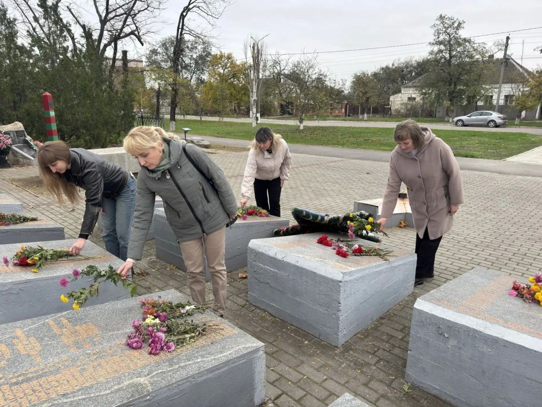 В Акимовке прошли памятные мероприятия, посвящённые освобождению посёлка в 1943 году В Акимовке прошли памятные мероприятия, посвящённые освобождению посёлка в 1943 году